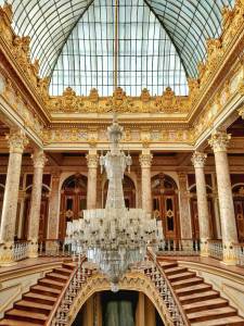 Scara cu balustradă de cristal Baccarat și candelabrul monumental de la Dolmabahçe